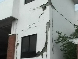 Một ngôi nhà ở Cebu đã bị nứt do động đất.