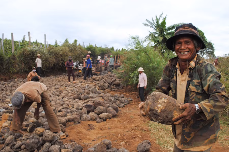 Bà con nhân dân cùng chung sức xây dựng nông thôn mới. Ảnh Lê Hòa