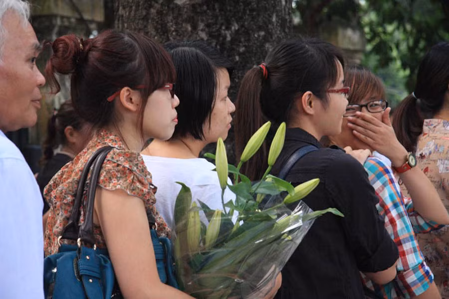 Lễ viếng trong ngày đầu tiên bắt đầu từ lúc 14 giờ 30 phút - 18 giờ nhưng gần hết giờ viếng vẫn còn cả đoàn người nối dài chờ được vào trong. Lễ viếng trong ngày đầu tiên bắt đầu từ lúc 14 giờ 30 phút - 18 giờ nhưng gần hết giờ viếng vẫn còn cả đoàn người nối dài chờ được vào trong.