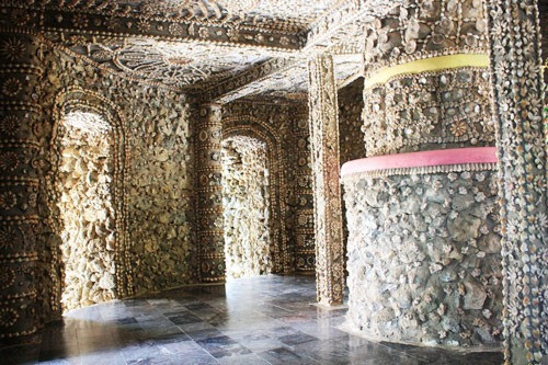 Bên trong tháp được trang trí cầu kỳ và tinh xảo. Bên trong tháp được trang trí cầu kỳ và tinh xảo.