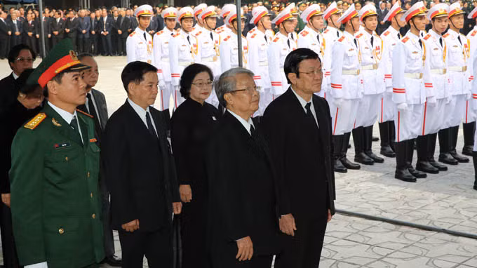 Chủ tịch nước Trương Tấn Sang (phải) dẫn đầu đoàn đại biểu Nhà nước vào viếng Đại tường Võ Nguyên Giáp.
