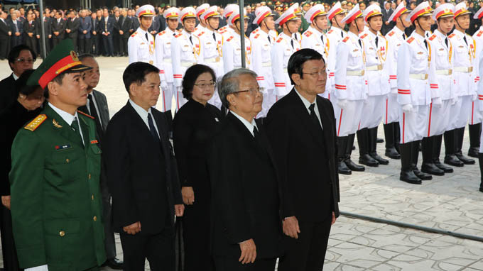 Chủ tịch nước Trương Tấn Sang (phải) dẫn đầu đoàn đại biểu Nhà nước vào viếng Đại tường Võ Nguyên Giáp. Chủ tịch nước Trương Tấn Sang (phải) dẫn đầu đoàn đại biểu Nhà nước vào viếng Đại tường Võ Nguyên Giáp.