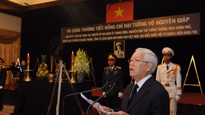 Chủ tịch UBND thành phố Hồ Chí Minh phát biểu khai mạc lễ viếng Đại tướng Võ Nguyên Giáp tại Hội trường Thống Nhất.