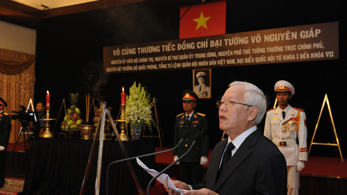 Chủ tịch UBND thành phố Hồ Chí Minh phát biểu khai mạc lễ viếng Đại tướng Võ Nguyên Giáp tại Hội trường Thống Nhất. Chủ tịch UBND thành phố Hồ Chí Minh phát biểu khai mạc lễ viếng Đại tướng Võ Nguyên Giáp tại Hội trường Thống Nhất.