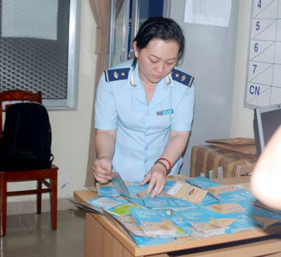 Số bản đồ không thể hiện Hoàng Sa và Trường Sa của Việt Nam bị bắt giữ. Số bản đồ không thể hiện Hoàng Sa và Trường Sa của Việt Nam bị bắt giữ.