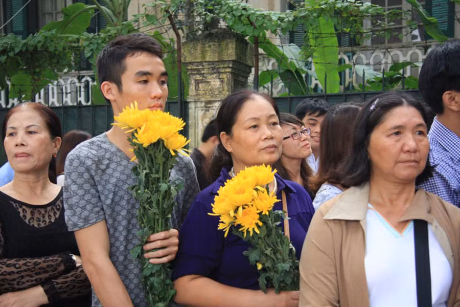 Nhiều người lặng đi trước sự mất mát quá lớn của dân tộc. Nhiều người lặng đi trước sự mất mát quá lớn của dân tộc.