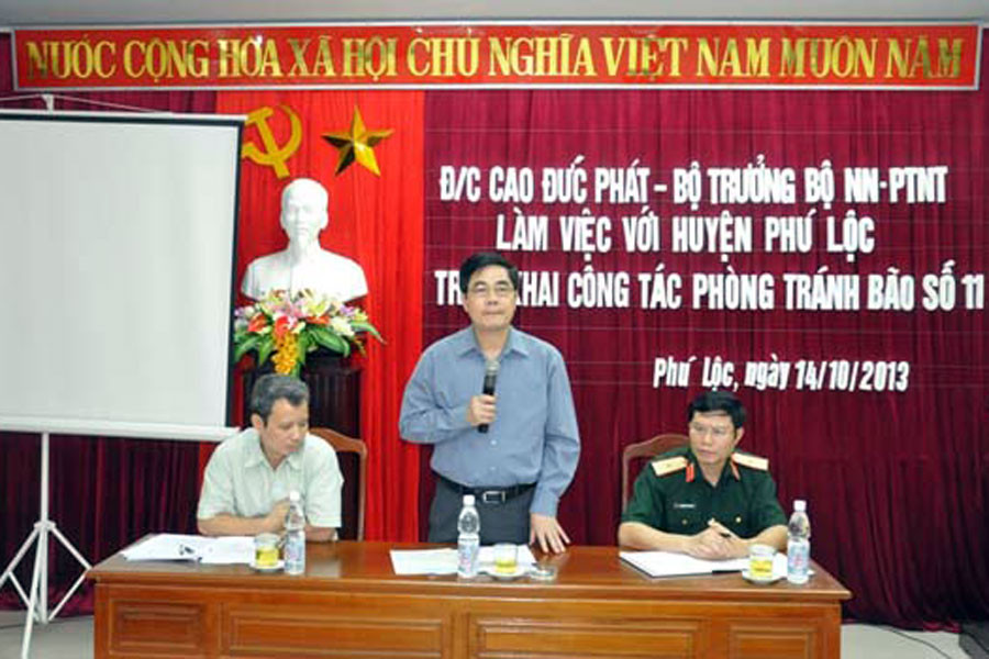 Bộ trưởng Bộ Nông nghiệp và PTNT Cao Đức Phát chỉ đạo công tác đối phó với bão số 11 tại huyện Phú Lộc, tỉnh Thừa Thiên-Huế. Ảnh: Bùi Oanh Bộ trưởng Bộ Nông nghiệp và PTNT Cao Đức Phát chỉ đạo công tác đối phó với bão số 11 tại huyện Phú Lộc, tỉnh Thừa Thiên-Huế. Ảnh: Bùi Oanh