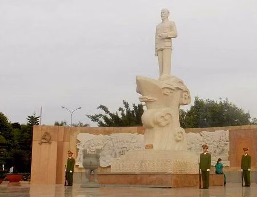 Tượng đài Bác Hồ ở Cam Ranh. Ảnh: Bình Nguyên
