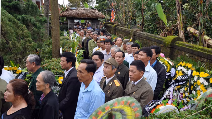 Dòng người viếng Đại tướng nối dài qua những ngõ làng.