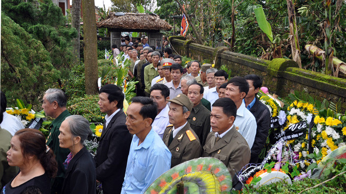 Dòng người viếng Đại tướng nối dài qua những ngõ làng. Dòng người viếng Đại tướng nối dài qua những ngõ làng.