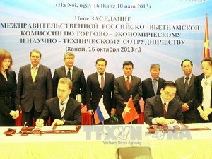 Phó Thủ tướng thứ nhất I.I.Shuvalov và Phó Thủ tướng Hoàng Trung Hải ký biên bản khóa họp.