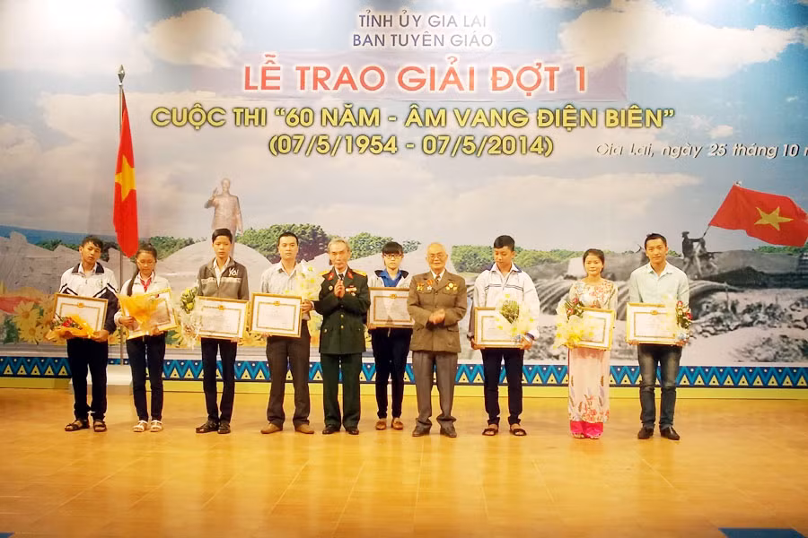 Khen thưởng cho các thí sinh đạt thành tích tiêu biểu. Ảnh: T.N