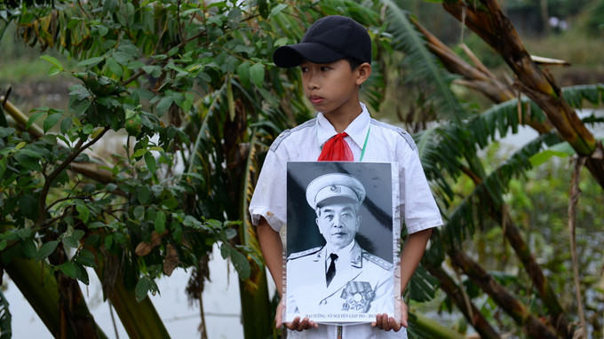 Một bạn nhỏ ở Quảng Bình chờ vào viếng Đại tướng. Một bạn nhỏ ở Quảng Bình chờ vào viếng Đại tướng.