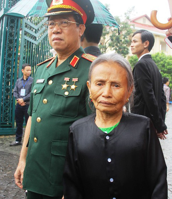 Từ 7 giờ, cụ bà Nguyễn Thị Tỳ (87 tuổi, quê ở xã Dương Thủy, Lệ Thủy) cùng con trai là Thiếu tướng Nguyễn Xuân Sang, nguyên Tư lệnh Binh đoàn 15 đã đến trụ sở UBND tỉnh Quảng Bình để xếp hàng viếng Đại tướng Từ 7g, cụ bà Nguyễn Thị Tỳ (87 tuổi, quê ở xã Dương Thủy, Lệ Thủy) cùng con trai là thiếu tướng Nguyễn Xuân Sang, nguyên Tư lệnh Binh đoàn 15 đã đến trụ sở UBND tỉnh Quảng Bình để xếp hàng viếng Đại tướng - Ảnh: Nguyên Lin