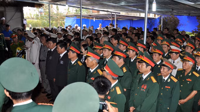 Khuôn viên nhà lưu niệm Đại tướng tại làng An Xá dường như quá chật với hàng ngàn người về tham dự.