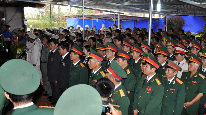 Khuôn viên nhà lưu niệm Đại tướng tại làng An Xá dường như quá chật với hàng ngàn người về tham dự. Khuôn viên nhà lưu niệm Đại tướng tại làng An Xá dường như quá chật với hàng ngàn người về tham dự.