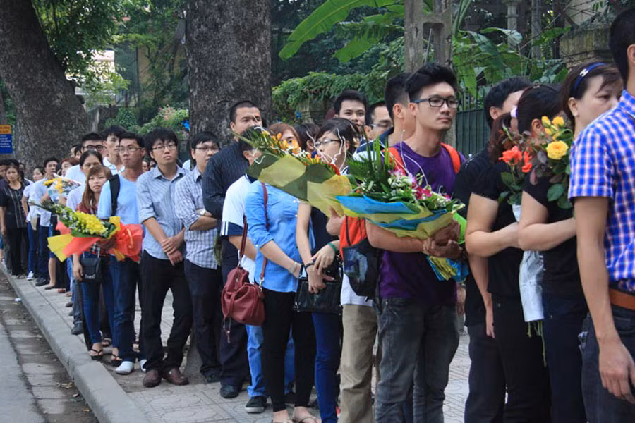 Ai cũng xót thương và nghẹn ngào trước sự ra đi của người con kiệt xuất. Ai cũng xót thương và nghẹn ngào trước sự ra đi của người con kiệt xuất.