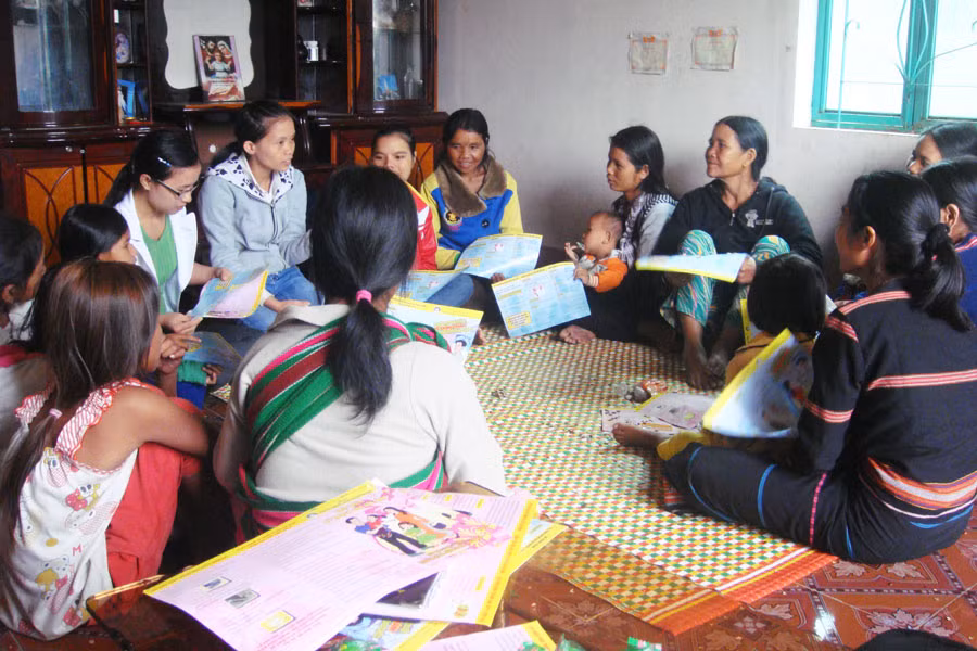 Vận động người dân thực hiện tốt Pháp lệnh Dân số. Ảnh: Đ.Y