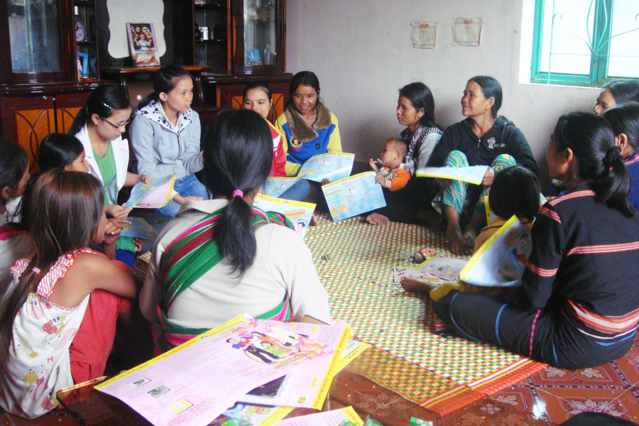 Vận động người dân thực hiện tốt Pháp lệnh Dân số. Ảnh: Đ.Y Vận động người dân thực hiện tốt Pháp lệnh Dân số. Ảnh: Đ.Y