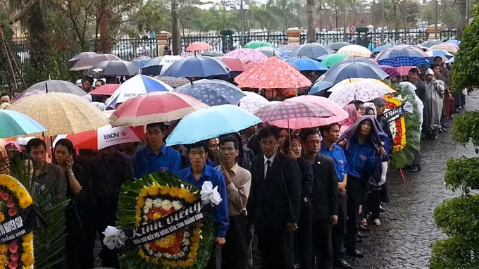 Dòng người chờ đến lượt viếng Đại tướng tại trụ sở UBND Quảng Bình.