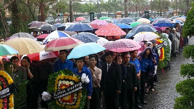 Dòng người chờ đến lượt viếng Đại tướng tại trụ sở UBND Quảng Bình. Dòng người chờ đến lượt viếng Đại tướng tại trụ sở UBND Quảng Bình.