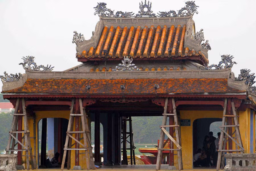 100% di tích thuộc quần thể di tích Cố đô Huế đã được gia cố bằng gỗ chắc để hạn chế thiệt hại khi bão số 11 đổ bộ. Ảnh: Bùi Oanh