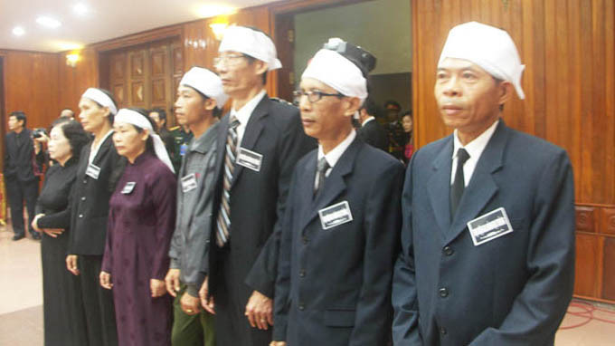 Thành viên trong gia đình Đại tướng tại lễ viếng ở Quảng Bình. Thành viên trong gia đình Đại tướng tại lễ viếng ở Quảng Bình.