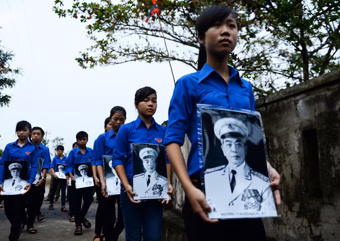 Đoàn viên thanh niên viếng Đại tướng Võ Nguyên Giáp.