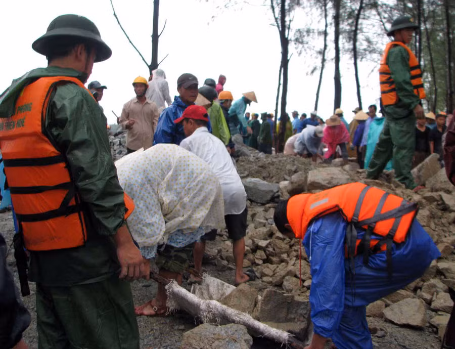  Bộ đội và người dân miền Trung gia cố bờ biển trước khi bão số 11 đổ bộ. Ảnh: Bùi Oanh