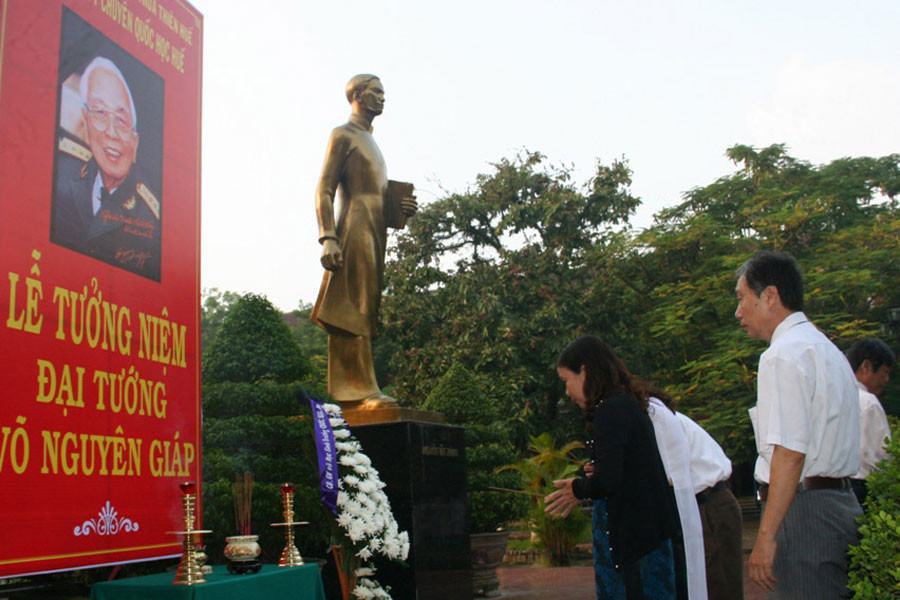 Giáo viên Trường THPT Chuyên Quốc học Huế tưởng niệm Đại tướng Võ Nguyễn Giáp bên tượng đài Bác Hồ. Ảnh: Bùi Oanh