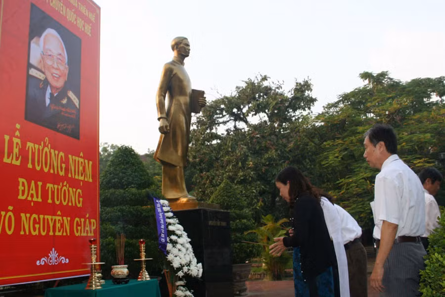 Giáo viên Trường THPT Chuyên Quốc học Huế tưởng niệm Đại tướng Võ Nguyễn Giáp bên tượng đài Bác Hồ. Ảnh: Bùi Oanh