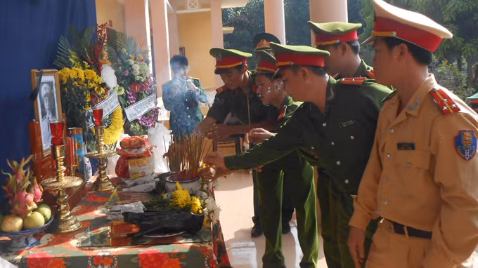 Lực lượng vũ trang huyện đảo Lý Sơn trân trọng thắp hương tưởng nhớ vị Đại tướng.