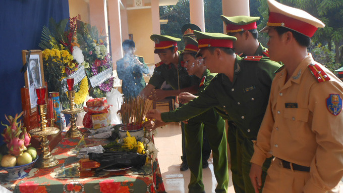 Lực lượng vũ trang huyện đảo Lý Sơn trân trọng thắp hương tưởng nhớ vị Đại tướng. Lực lượng vũ trang huyện đảo Lý Sơn trân trọng thắp hương tưởng nhớ vị Đại tướng.