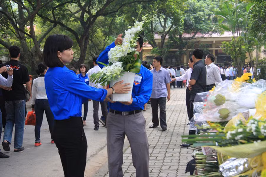 Hàng trăm bó hoa thay cho sự biết ơn và xót thương của người con Việt Nam. Hàng trăm bó hoa thay cho sự biết ơn và xót thương của người con Việt Nam.