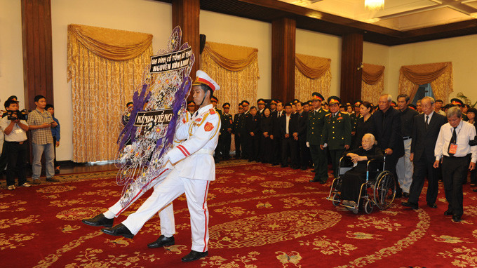 Gia đình cố Tổng Bí thư Nguyễn Văn Linh đến viếng Đại tướng Võ Nguyên Giáp. Gia đình cố Tổng Bí thư Nguyễn Văn Linh đến viếng Đại tướng Võ Nguyên Giáp.