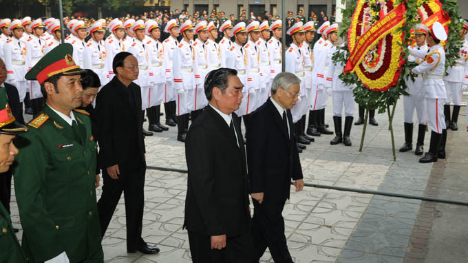 Lúc 7 giờ 30 phút, Tổng bí thư Nguyễn Phú Trọng (phải) dẫn đầu đoàn đại biểu Ban chấp hành Trung ương Đảng vào viếng Đại tướng Võ Nguyên Giáp. Lúc 7 giờ 30 phút, Tổng bí thư Nguyễn Phú Trọng (phải) dẫn đầu đoàn đại biểu Ban chấp hành Trung ương Đảng vào viếng Đại tướng Võ Nguyên Giáp.