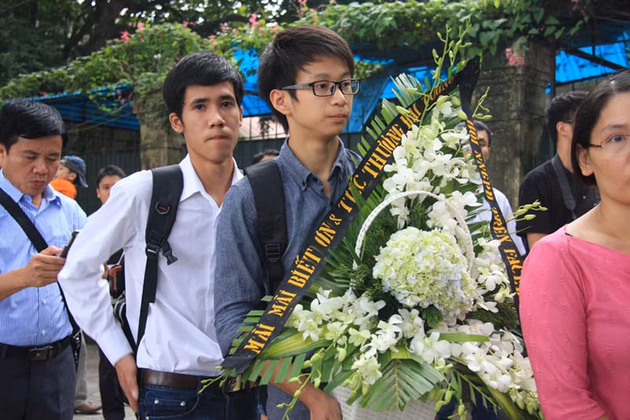 Rất đông bạn trẻ - những người chỉ được nghe chiến tích của Đại tướng Võ Nguyên Giáp qua bài học và tư liệu lịch sử nhưng suốt đời biết ơn công lao của Chủ tịch Hồ Chí Minh và Đại tướng Võ Nguyên Giáp. Rất đông bạn trẻ - những người chỉ được nghe chiến tích của Đại tướng Võ Nguyên Giáp qua bài học và tư liệu lịch sử nhưng suốt đời biết ơn công lao của Chủ tịch Hồ Chí Minh và Đại tướng Võ Nguyên Giáp.