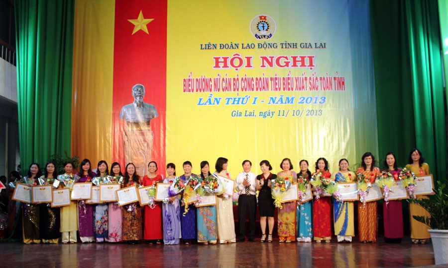 Biểu dương và khen thưởng những nữ cán bộ Công đoàn tiêu biểu. Ảnh: H.T