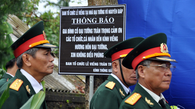 Gương mặt trĩu nặng của các cựu chiến binh trước nỗi đau. Gương mặt trĩu nặng của các cựu chiến binh trước nỗi đau.