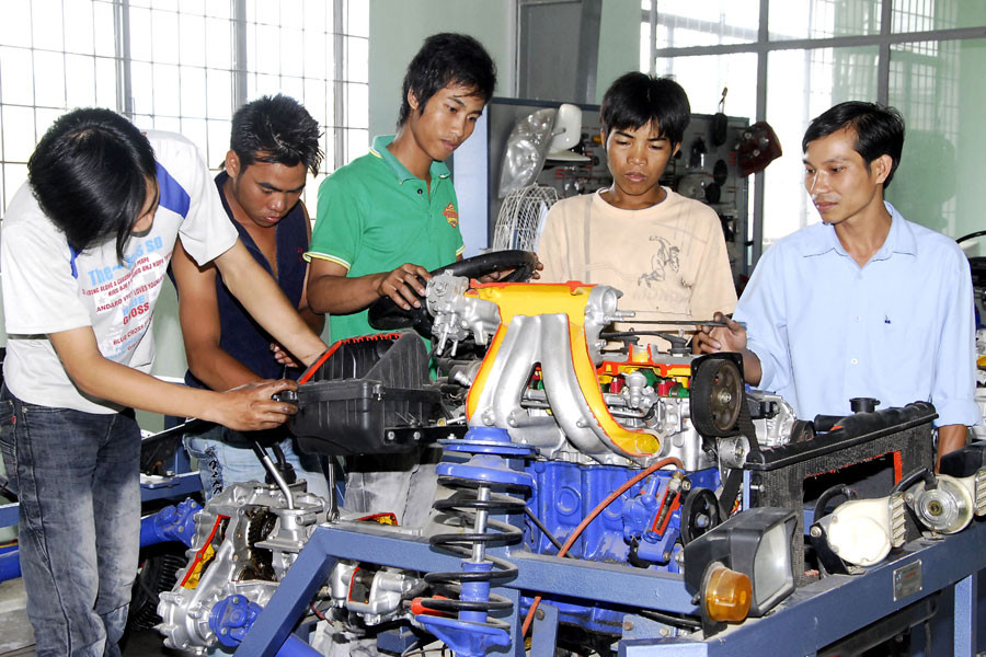 Dạy nghề sửa chữa ô tô cho con em người dân tộc thiểu số ở 4 huyện, thị phía Đông tỉnh. Ảnh: Đức Thụy Dạy nghề sửa chữa ô tô cho con em người dân tộc thiểu số ở 4 huyện, thị phía Đông tỉnh. Ảnh: Đức Thụy