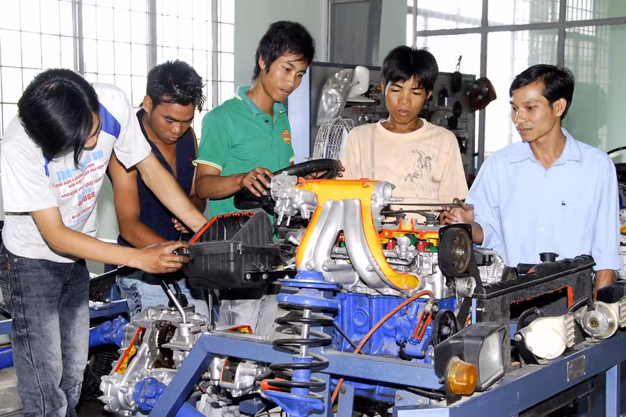 Dạy nghề sửa chữa ô tô cho con em người dân tộc thiểu số ở 4 huyện, thị phía Đông tỉnh. Ảnh: Đức Thụy