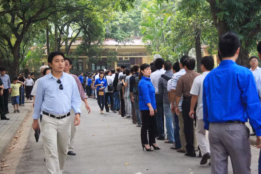 Dòng người trước căn nhà của Đại tướng. Dòng người trước căn nhà của Đại tướng.