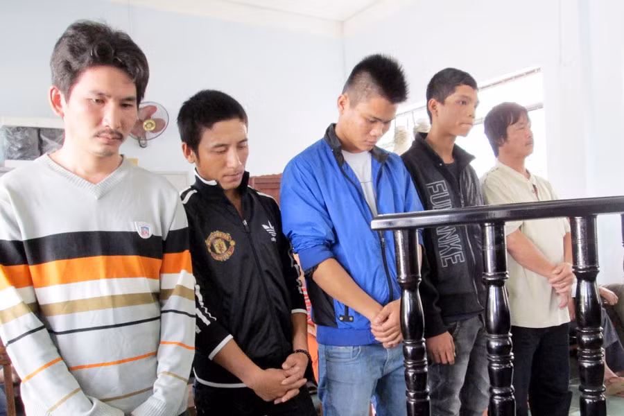 Các đối tượng trước vành móng ngựa. Ảnh: Ngọc Linh