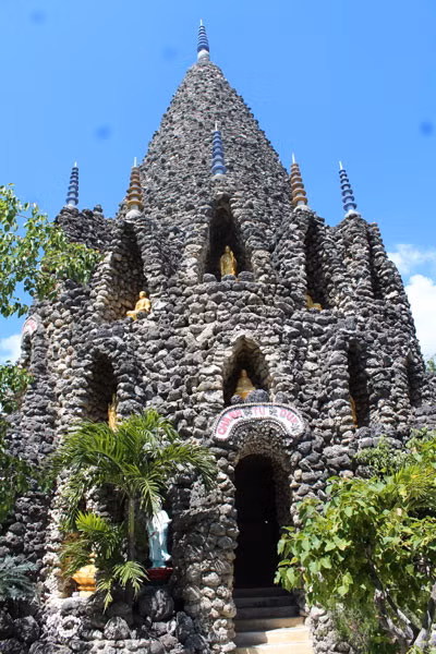 Tháp Bảo Tích ở chùa Ốc thu hút nhiều du khách đến tham quan.