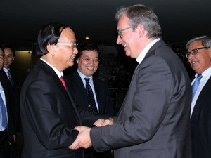 Ông Pierre Laurent- Bí thư toàn quốc Đảng Cộng sản Pháp bắt tay chào mừng ông Tô Huy Rứa thăm làm việc tại Pháp. Ông Pierre Laurent- Bí thư toàn quốc Đảng Cộng sản Pháp bắt tay chào mừng ông Tô Huy Rứa thăm làm việc tại Pháp.