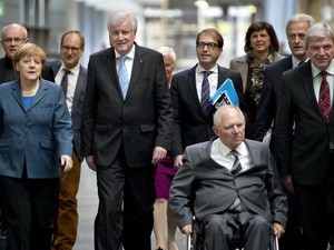 Thủ tướng Angela Merkel, Thủ hiến bang Bavarian Horst Seehofer, Bộ trưởng Tài chính Wolfgang Schaeuble và các thành viên CDU trước cuộc đàm phán với đảng SPD.