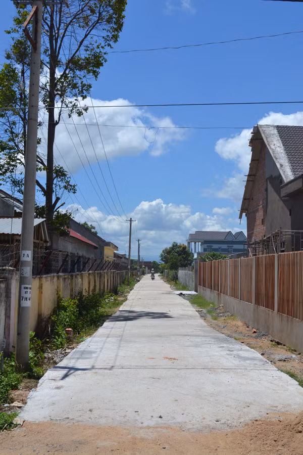 Nhiều đường vào ngõ xóm ở Phú Thiện đã được bê tông hóa. Ảnh: Bích Nga