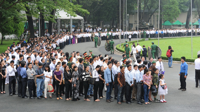 Dòng người xếp hàng chờ vào viếng Đại tướng Võ Nguyên Giáp. Dòng người xếp hàng chờ vào viếng Đại tướng Võ Nguyên Giáp.