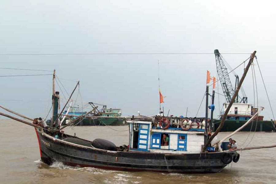 Ngư dân Quảng Trị đang đưa tàu thuyền vào bờ tránh bão số 10. Ảnh: Bùi Oanh Ngư dân Quảng Trị đang đưa tàu thuyền vào bờ tránh bão số 10. Ảnh: Bùi Oanh
