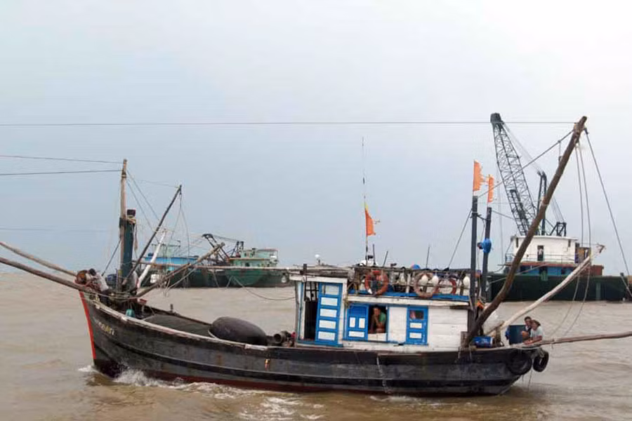 Ngư dân Quảng Trị đang đưa tàu thuyền vào bờ tránh bão số 10. Ảnh: Bùi Oanh